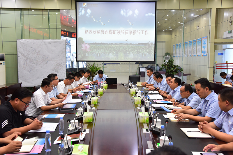 董秦凯一行在XPJ新葡调度会议室座谈