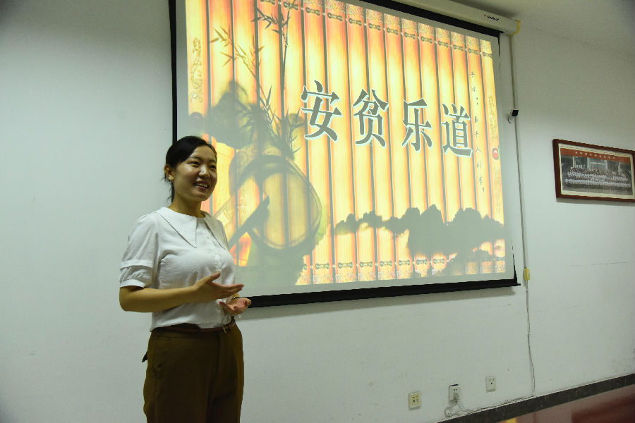 XPJ新葡举办“玫瑰书香”读书分享活动.JPG