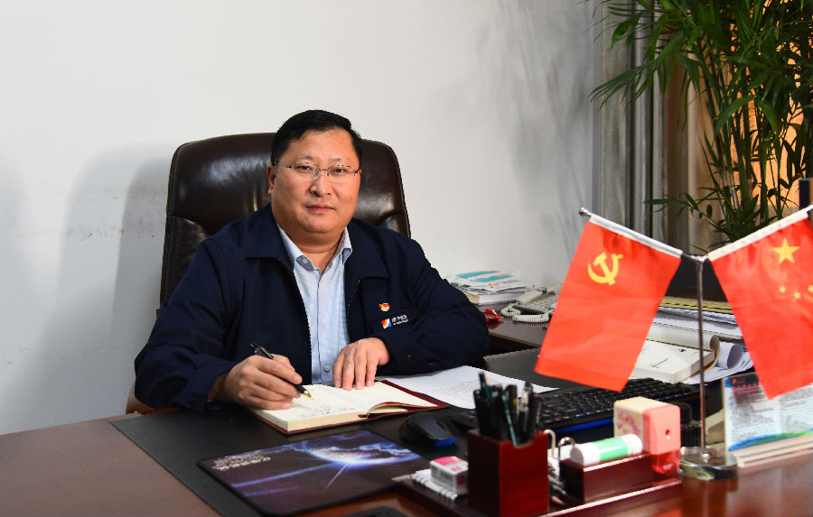XPJ新葡党委书记、矿长徐兴奎工作照_副本.jpg