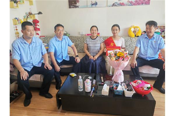把关怀送到职工家中 把干劲聚在复产一线